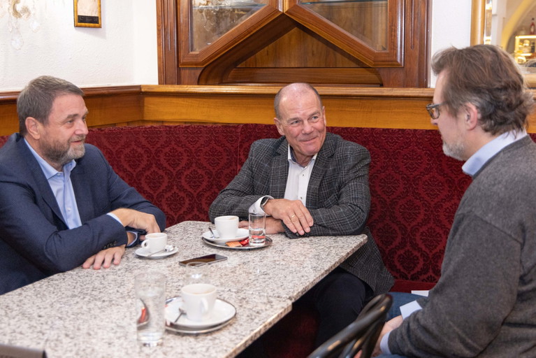 Falstaff-Talk im »Café Frauenhuber«: die Fach­gruppen-Obmänner Wolfgang Binder und Peter Dobcak im Gespräch.