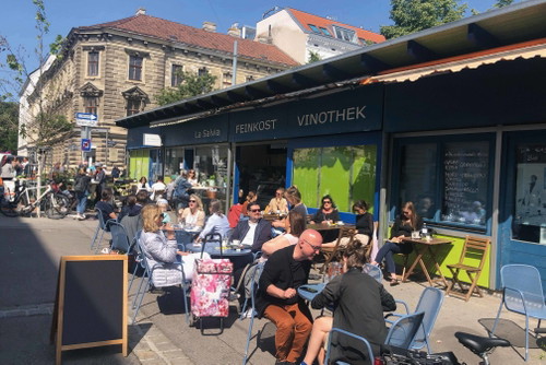 »La Salvia« ist Feinkostgeschäft, Vinothek und Bar in einem auf dem Yppenmarkt. Angeboten werden Produkte aus dem Raum um den 
Golf von Triest.