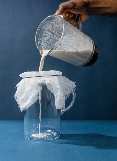 Mandelmilch wird in 
Europa und im ­arabischen Raum seit vielen Jahrhunderten verwendet. Bei uns war sie lange vor allem in der Fastenzeit als Milch­ersatz ­gefragt. 