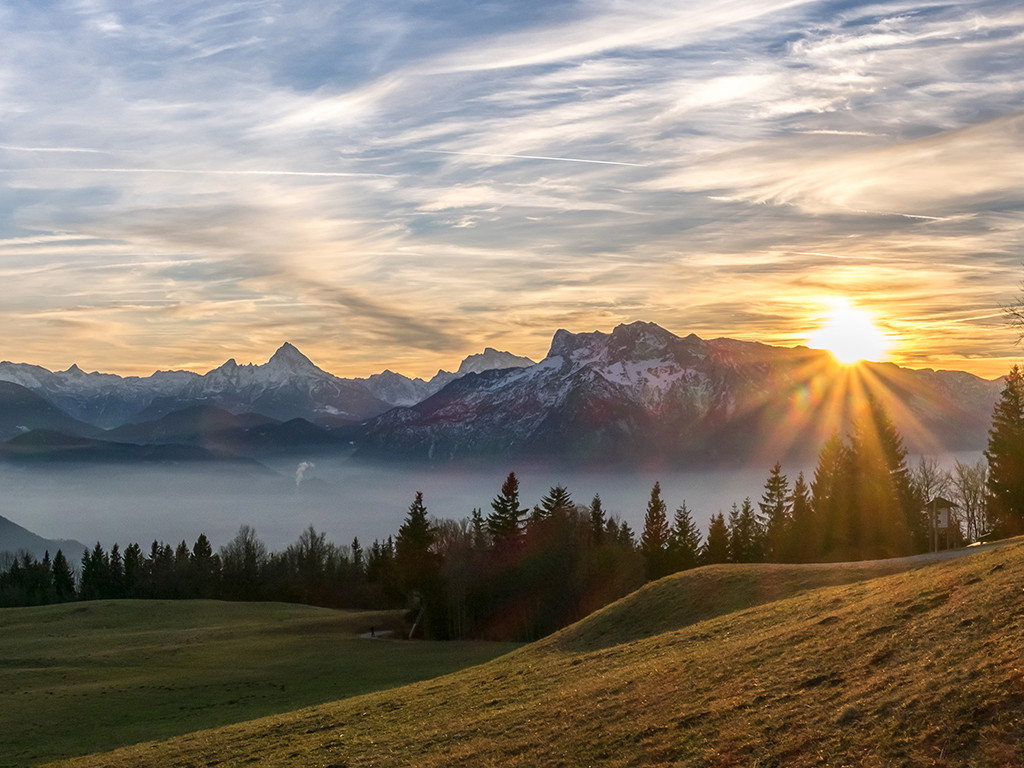 Die »Zistelalm« ist unter anderem für die spektakuläre Aussicht auf die umliegenden Berggipfel bekannt. 