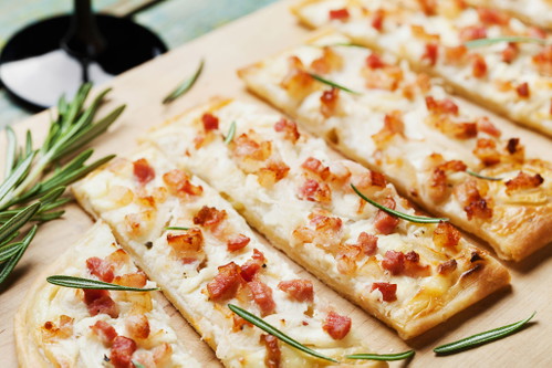 Flammkuchen, eine regionale Spezialität.