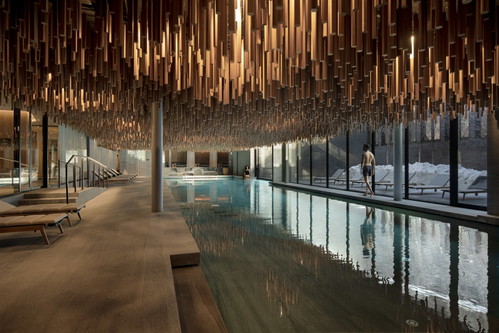 «Six Senses Hotel», Crans-Montana: Das alpine Luxuschalet bietet mit seiner Lage oberhalb der Hauptgondel in Crans nicht nur einen einzigartigen Blick über das Walliser Tal – vom Schweizer Matterhorn auf der linken Seite über die 4-Vallées-Kette bis zum französischen Mont-Blanc-Massiv auf der rechten Seite, sondern auch einen direkten Ski-in- und Ski-out-Zugang.