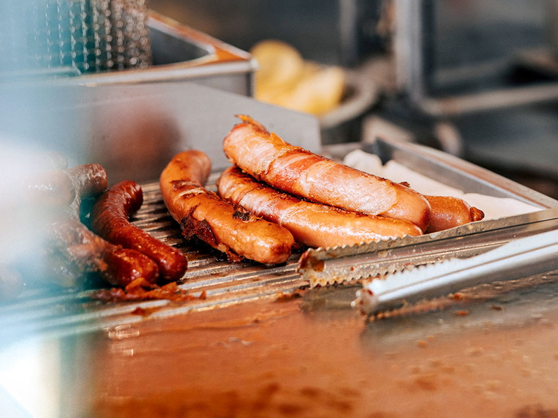 Man kennt das: Würstel, die über Stunden am Grill vor sich hin welken. Das geht auch anders!