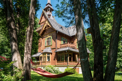 Ein prominentes »Fertighaus« steht in Bad Ischl und heißt »Villa Blumenthal«. Gefertigt in Berlin, bei der Weltausstellung in Chicago 1893, seit 1895 im Salzkammergut.
