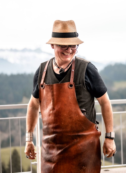 Stefan Wiesner, auch als «Hexer» bekannt, ist einer der kreativsten Köche des Landes. In seiner Naturküche verarbeitet er Mystik und Traditionen seiner Heimat Entlebuch. Seit Frühling 2023 kocht er im «Mysterion» in der «Weitsicht» Bramboden.