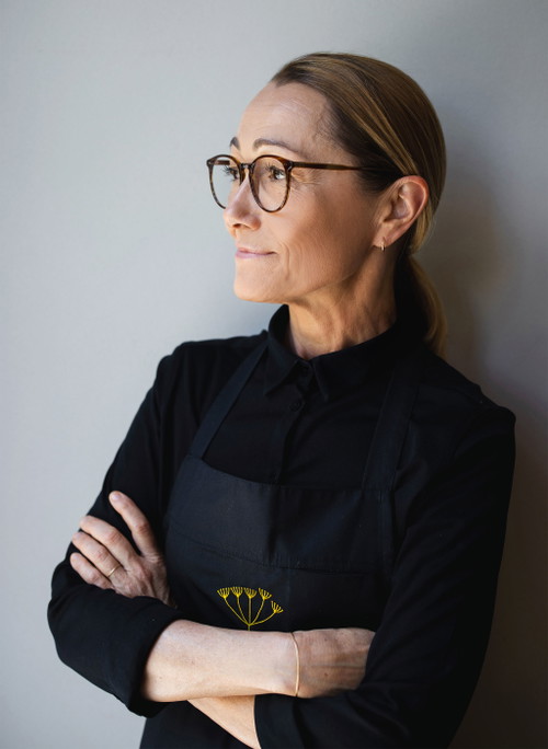 Mit ihrer ­sympathischen Art und ihrer frischen Aromenküche hat die gebürtige Süddeutsche die Herzen der Schweizer erobert. Seit Jahren verteidigt Tanja Grandits in ihrem Basler Restaurant «Stucki» zwei Michelin-Sterne und 97 Falstaff-Punkte.