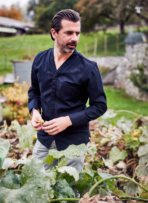 Andreas Caminada ist einer der berühmtesten Köche der Schweiz. Seit über 20 Jahren pachtet er das «Schloss Schauenstein», wo er aus lokalen Produkten unverkennbare Gerichte zaubert. Es ist mit 99 Falstaff-Punkten und drei Michelin-Sternen ausgezeichnet.