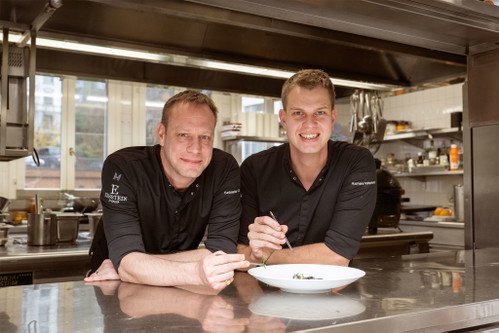 Richard Schmidtkonz (r.) ist  Küchenchef im «Einstein Gourmet», dessen kreative Küche mit 97 Falstaff-Punkten und zwei Michelin-Sternen ausgezeichnet wurde.