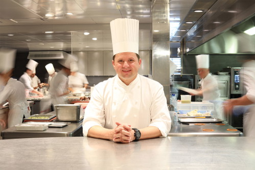 Franck Giovannini stammt aus dem Berner Jura. Nach der Kochausbildung zog er ein paar Jahre zwischen der Schweiz und Nordamerika hin und her. 2000 fing er als Sous Chef im mit 98 Falstaff-Punkten ausgezeichneten «Restaurant de l’Hotel de Ville» in Crissier an. Seit 2012 ist er Küchenchef des Etablissements, seit 2017 hat es 3 Michelin-Sterne. 