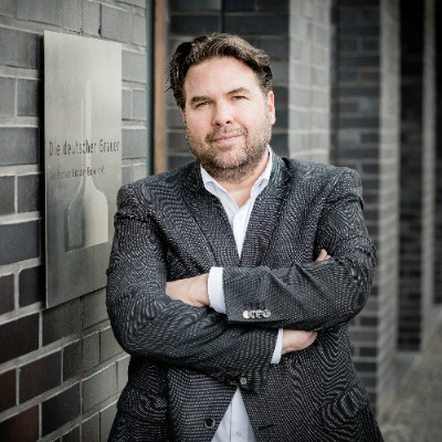 Holger Eichele ist seit 2013 Hauptgeschäftsführer des Deutschen Brauer-Bunds, des größten Verbands der deutschen Brauwirtschaft. Zuvor war Eichele Sprecher des Bundesministeriums für Ernährung sowie Hauptstadtkorrespondent und Büroleiter der Mediengruppe Ippen.