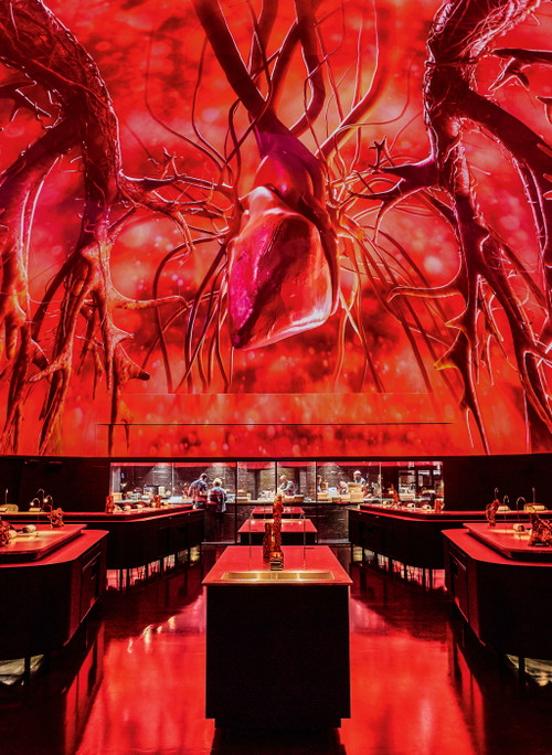 Das Herzstück des »Alchemist« ist der Speisesaal »The Dome«. Die Gäste sitzen unter einer riesigen Kuppel mit Blick auf variierende kunstvolle Video-Installationen. 