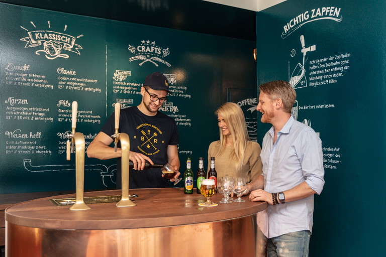 Kleine Brauerei mit großen Bieren. Das Raschhofer-Geheimnis: Brauen über Feuer in Vollkupferpfannen und Reifung in kleinen, liegenden Tanks.