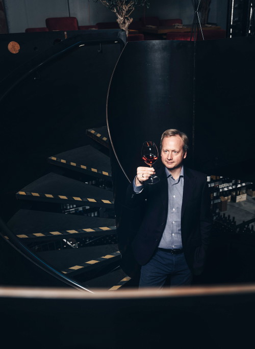 He is a musician, composer and arranger - in addition to percussion instruments, Oliver Madas has another passion: wine.