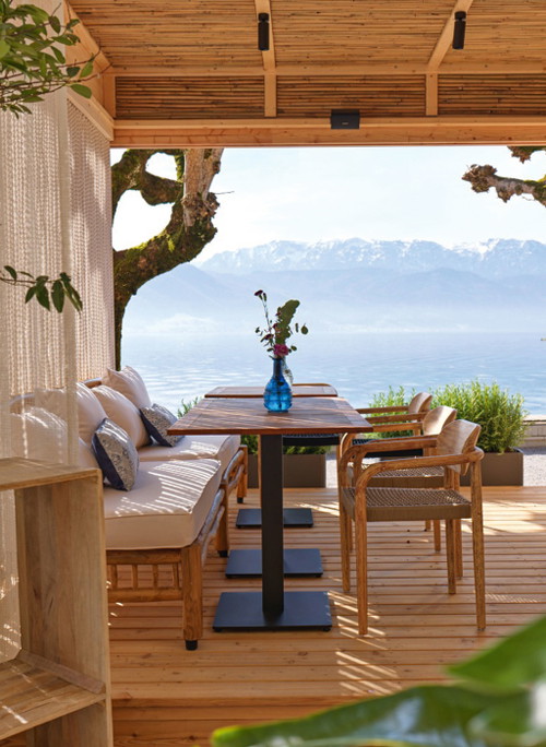 Im »Das Attersee« kann man mit Blick auf den tiefblauen See dem Alltag im Sommer und im Winter entfliehen. 