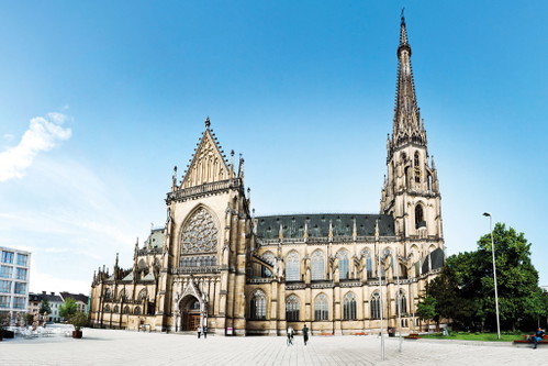 Er ist nicht die höchste, jedoch die größte Kirche Österreichs, der »Mariendom« in Linz. 2024 feiert er seinen 100. Geburtstag. Als Ruhepol und architektonisches Meisterwerk prägt er das Stadtbild, und seine Himmelsstiege führt mit 633 Stufen zu einem Steinbalkon, die höchstgelegene Aussichtsmöglichkeit einer Kirche in Österreich. Hier ist man dem Himmel näher als anderswo. linztourismus.at