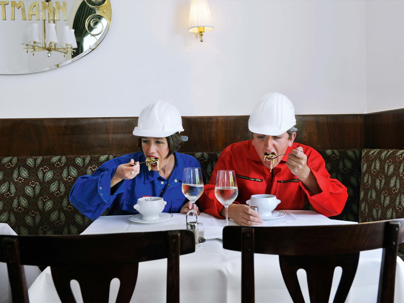 Gut, traditionell und ausgiebig essen – das gilt als Kernfunktion des Gasthauses. Diesen Ort nur aufs Sattwerden zu beschränken, wäre aber viel zu kurz gegriffen. 