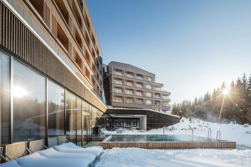 Mit Blick auf den legendären Zielhang der Schladminger Planai kann man müde Muskeln und hungrige Mägen im Hotel »Falkensteiner« verwöhnen.