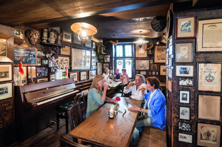Historische Stätte: Rund 300 Fotografien, Geweihe, Bierkrüge und Trinkhörner zieren den »Roten Ochsen« in Heidelberg.  