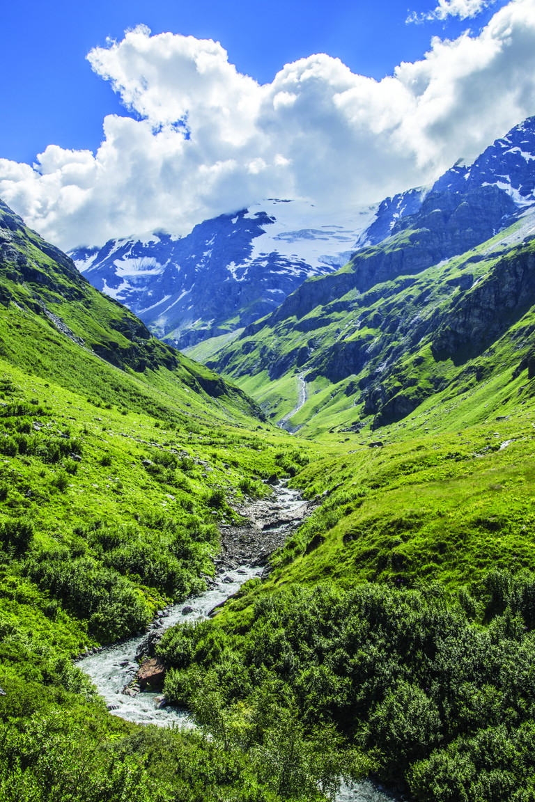 Eine lange Reise: Durch den Kontakt mit unterschiedlichen Gesteinsschichten wird Acqua Panna auf natürlichem Weg mit Mineralstoffen und Spurenelementen angereichert.
