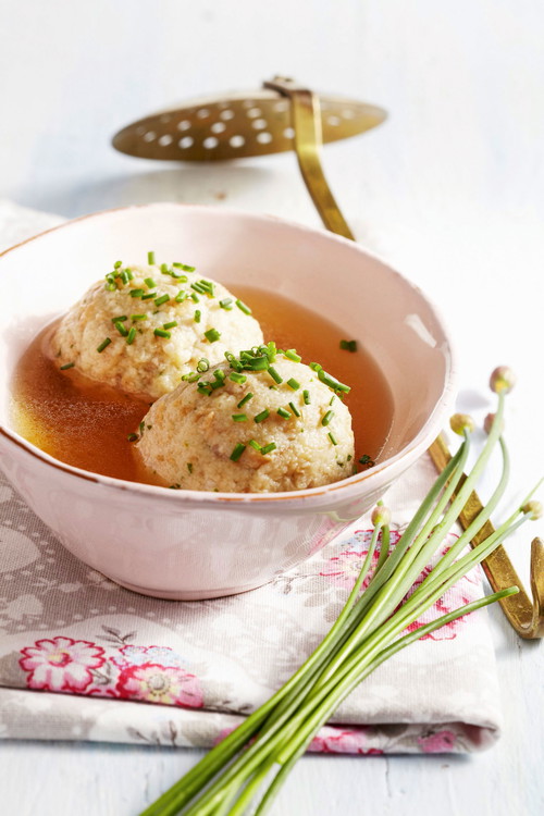 Die Gmundner Krautknödel werden traditionell in einer kräftiger Brühe serviert. Eine ehemalige Fastenspeise, die nicht nur das Herz erwärmt. 