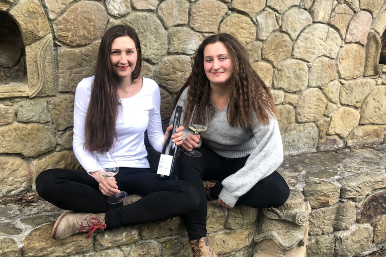 Die beiden Jungwinzerinnen (links Hannah Doschek, rechts Helene Doschek) leiten den Betrieb gemeinsam. 
