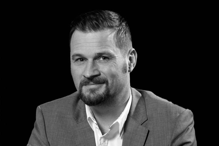 Hannes Finkbeiner ist ausgebildeter Restaurantfachmann, Journalist und Autor mehrerer Kochbücher und Romane.