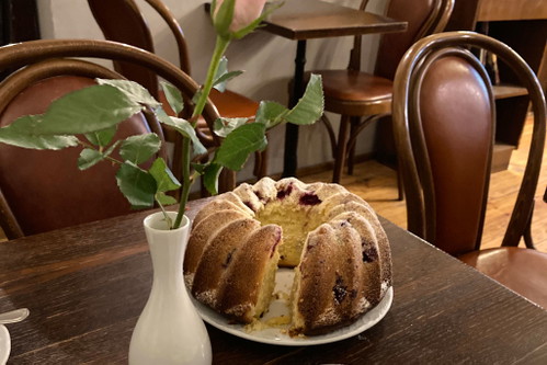 Anton Bruckner war auch ein Gourmand, und so ist der »Bruckner Gugelhupf«, den die »k. u. k. Hofbäckerei« erfunden hat, eine üppige Komposition.