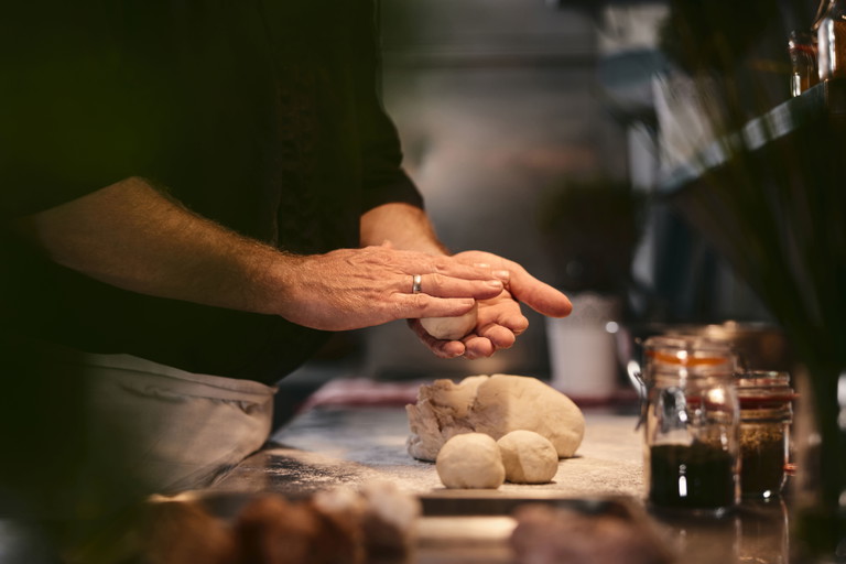 Mit Liebe gefertigt und gerollt: Knödel sind die Beilage zum »Kotzngschroa«, einer Art Gulasch mit Innereien