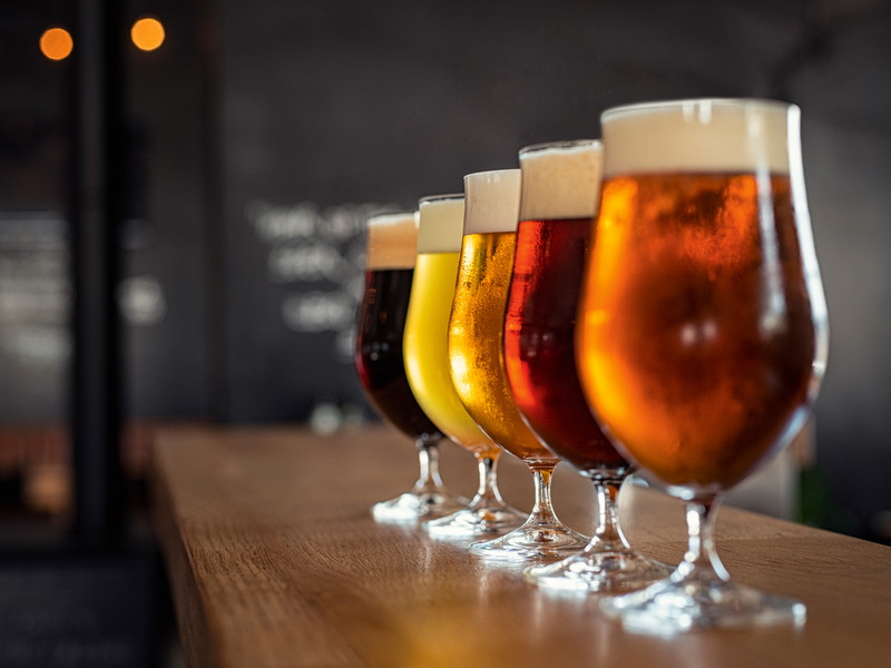 Prost! 
Mit 67 Brauereien geht im Land mit der größten Hopfenanbaufläche nie der Nachschub an – kreativ und traditionell – Gebrautem aus.