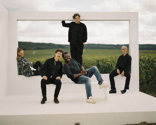 Andrea Bowers, Henrique Oliveira, Marcus Coates, Pascale Marthine Tayou und Thijs Biersteker im Weinberg von Ruinart in Taissy.