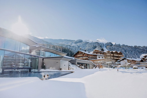 Geschwungene Linien nicht nur von Skifahrern in Neuschneehängen. Das »Puradies« in Leogang überzeugt auch indoor mit einer dynamischen Formensprache.