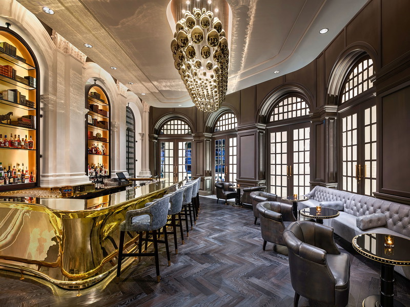 Das »Raffles« begeistert nicht nur mit  seiner Heritage-Architektur und dem Charme einer anderen Epoche, sondern auch mit zeitloser Eleganz wie in der »Writers Bar«.