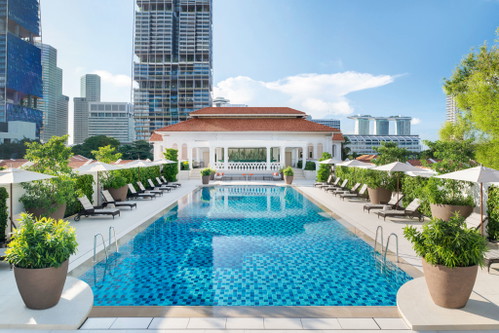 Am Pool auf dem Dach sieht man das moderne Singapur, das rund um das »Raffles« gewachsen ist.