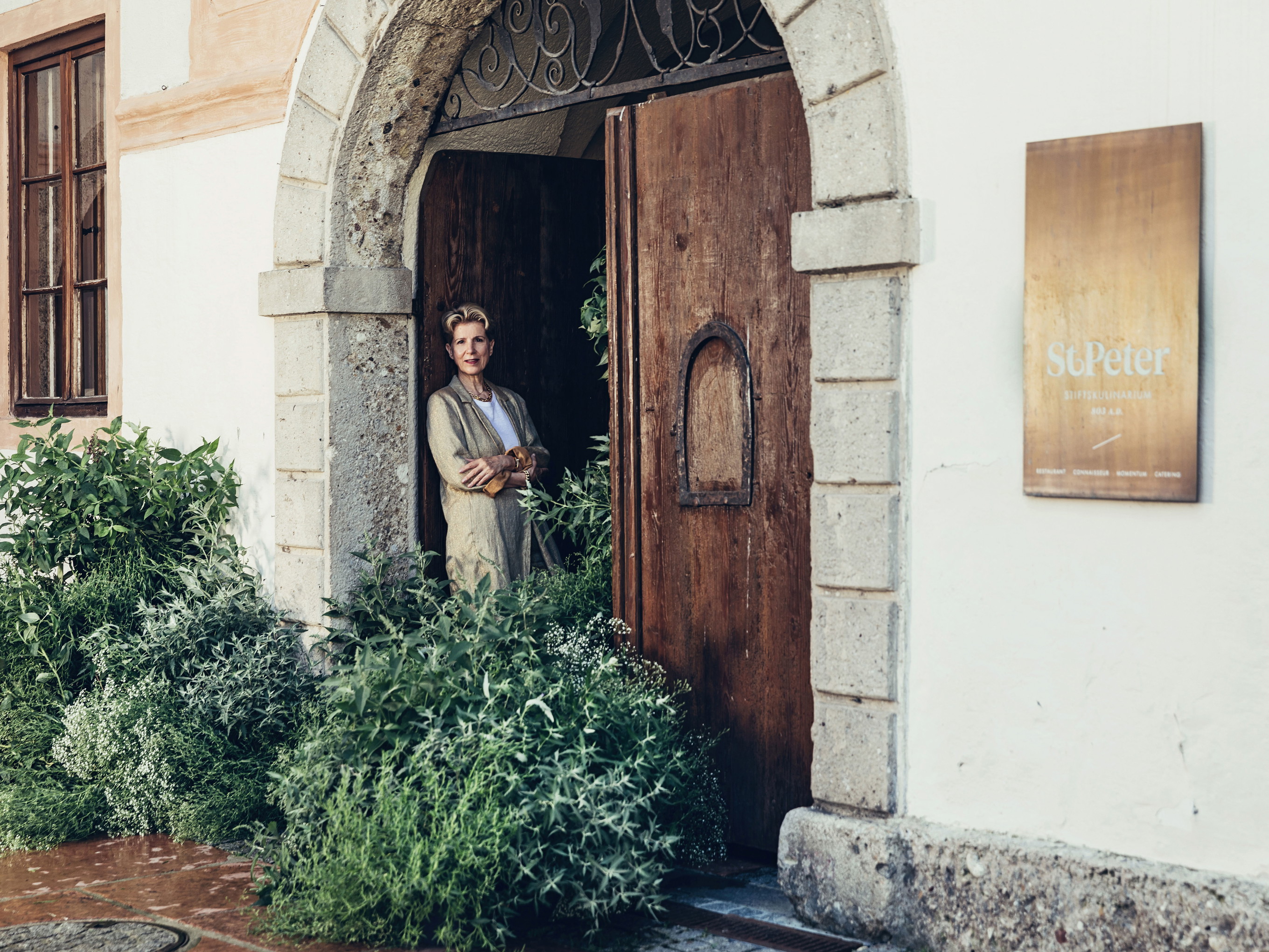 Die älteste Gaststätte der Welt: Schon vor 1200 Jahren schritten hungrige Reisende durch das steinerne Portal des »Stiftskellers« in St. Peter. Heute führt Veronika Kirchmair mit ihrem Mann den Betrieb.