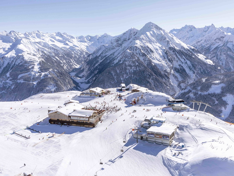 "Distribution circle" at 1800 meters above sea level: The summit plateau of the Penken above Tux-Finkenberg is the starting point for a varied day of skiing in the Zillertal.