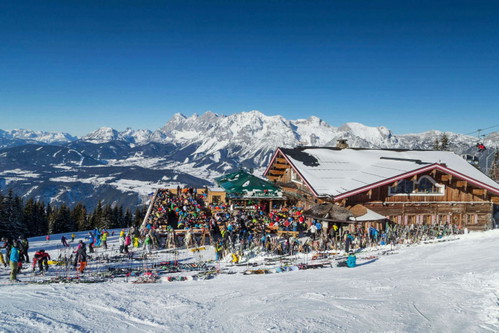 Die Terrasse der »Schafalm« ist eine solarbe­triebene Aufladestation für Skifahrermuskeln – 
mit Blick auf das Dachsteinmassiv gegenüber.