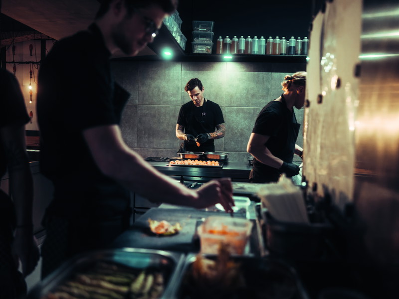 Fabian Günzel (centre back) is one of the top restaurateurs who looked ahead to 2024 for Falstaff. In his "Aend", he cooks at the highest level. "The really high quality is rare," he says.