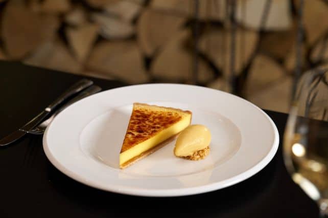Kardamom-Puddingtorte mit Ananasmarmelade