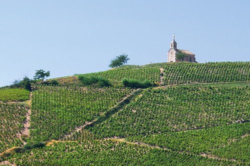 Das Wahrzeichen Fleuries ist die Chapelle de la Madone – die Madonnenstatue blickt über den Steilhang.