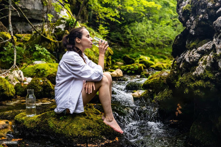Lebenselixier: Wasser ist für alle Lebensvorgänge im Körper unverzichtbar. Erwachsene sollten eine Mindestmenge von 1,5 Litern pro Tag zu sich nehmen. 