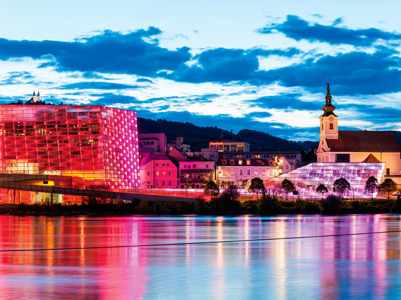 Schon von Weitem sichtbar prägen die markante Architektur und die LED-Fassade des Ars Electronica Centers seit 2009 das Stadtbild von Linz. Es ist ein Haus, das je nach Blickwinkel eine andere Gestalt annimmt und seine wahren Ausmaße erst im Zuge der  direkten Erkundung freigibt.