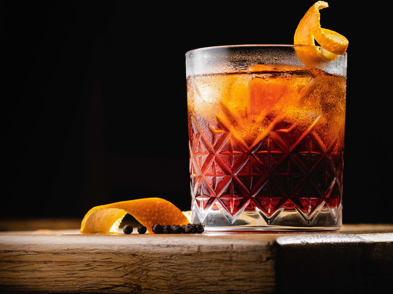 Er ist ein Wegbereiter der modernen Aperitif-Kultur, zugleich ein verlässlicher Begleiter durch die Nacht und seine kantige, manchmal fordernde und bissige Art konterkariert er mit einnehmender Eleganz. Kein Wunder, denn in seiner über 100-jährigen Geschichte ist der Negroni immer flexibel und wandlungsfähig geblieben. 