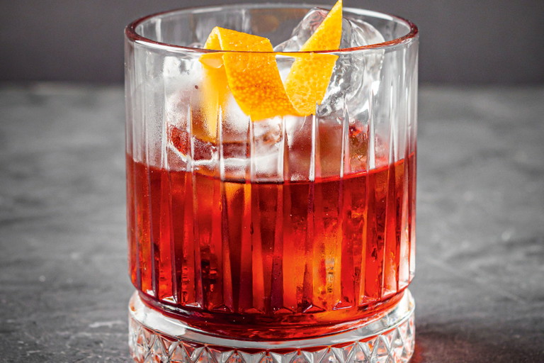 In Sachen Dekoration braucht der Negroni nicht viel. Meist reicht eine Zeste, die man zuvor zum Abspritzen benutzt hat, aus. Aber: Auch gedörrte Orangenscheiben eignen sich als aromatischer Hingucker.