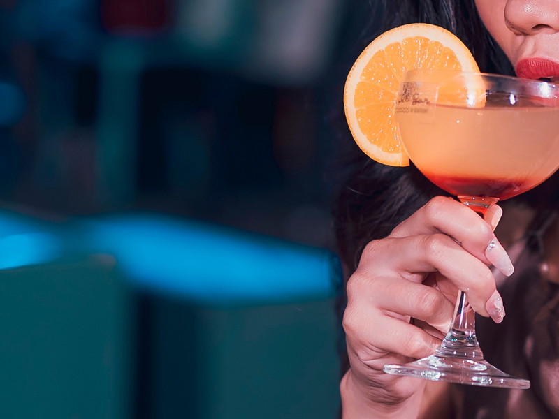 COCKTAILS ALS HEILUNG FÜR DIE SEELE: DER AMERIKANISCHE TV-STAR UND NEU-SINGLE ARIANA MADIX ZEIGT, WIE DAS GEHEN KANN.