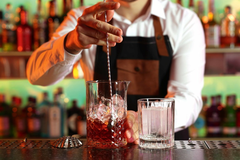 Klassisch wird der Negroni direkt im Tumbler kaltgerührt. Will man aber gleich mehrere zubereiten, empfiehlt sich der Griff zum Rührglas. So genießen mehrere Personen die gleiche Komposition.