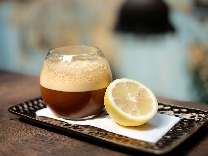 Der Hype um den Espresso Romano: Kaffee mit Zitrone im Trend - Falstaff