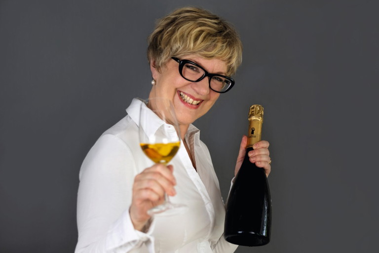 Ein Glas Champagner geht immer – umso mehr auf der Messe.