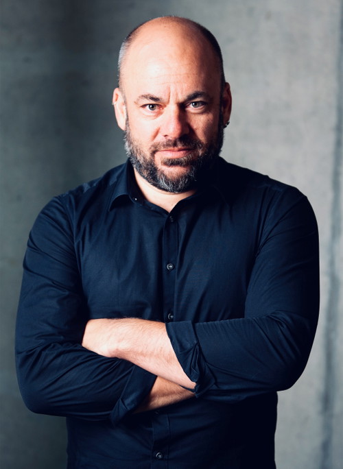 Önosophe Dr. Ralph Tanner.