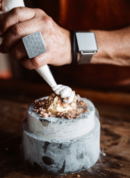 Mit Beton kochen, auf Beton servieren – die Präsentation von Wiesners Gerichten ist genauso einzigartig wie seine Zutaten.