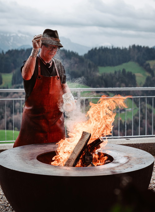 Seiner Verwendung von Zutaten wie wilden Kräutern, Kohle und Steinmehlen verdankt Wiesner den Namen «der Hexer». Er sieht sich aber eher als Alchemist.